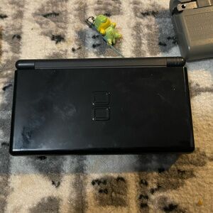 BLACK NINTENDO DS LITE WITH CHARGER CASE AND GAMES